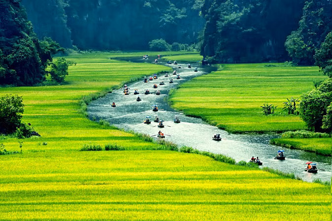 10. Việt Nam lọt top 20 điểm đến yêu thích nhất Thế giới Tạp chí du lịch Mỹ Condé Nast Traveler (CNT) vừa công bố danh sách 20 điểm đến yêu thích nhất thế giới do độc giả bình chọn, trong đó Việt Nam vinh dự được xếp thứ 12/20. Việt Nam được xếp thứ 12 bởi đất nước yên bình, có thắng cảnh đẹp và ẩm thực phong phú. Đầu bếp nổi tiếng của Mỹ Anthony Bourdain nói với CNT rằng “Việt Nam không giống với bất cứ nơi đâu, cứ như một hành tinh khác, một “loại gia vị” đã hút hồn tôi và thật sự tôi không muốn rời khỏi đất nước này”.