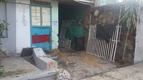 Container lao vao nha dan, nhieu nguoi thao chay-Hinh-2