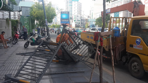 Container lao vao nha dan, nhieu nguoi thao chay