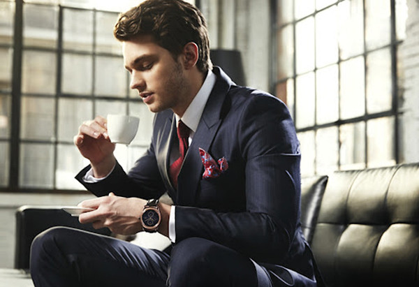 Người khí chất không chỉ nói năng rộng lượng, đoan chính mà còn xử lý mọi việc một cách tự nhiên, điềm đạm, nhìn xa trông rộng, không khiêm tốn hay hống hách, điềm đạm không nóng nảy, khoan dung độ lượng. Nhờ vậy, họ dễ dàng thành công trong công việc.