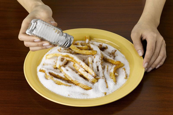 1. Duy trì chế độ ăn mặn: Ăn mặn sẽ khiến cơ thể nạp lượng lớn muối. Đáng chú ý, thành phần muối này sẽ hút nước nên dễ gây nên tình trạng khô miệng, khô lưỡi khiến bạn phải thức dậy giữa đêm để bổ sung. Ảnh minh họa.