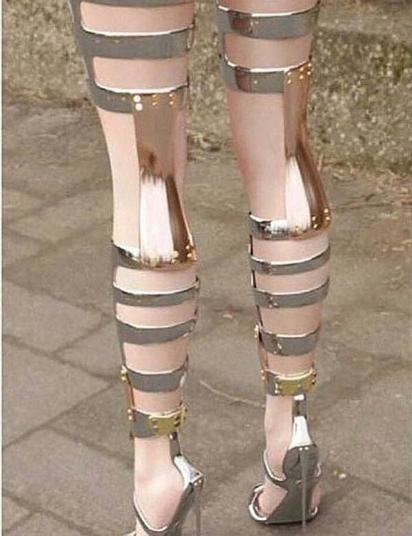 Mẫu giày cao gót được thiết kế không khác thiết bị chỉnh hình chân là bao. Nhiều người thắc mắc không biết cô gái sẽ xoay sở thế nào khi cần ngồi xuống.