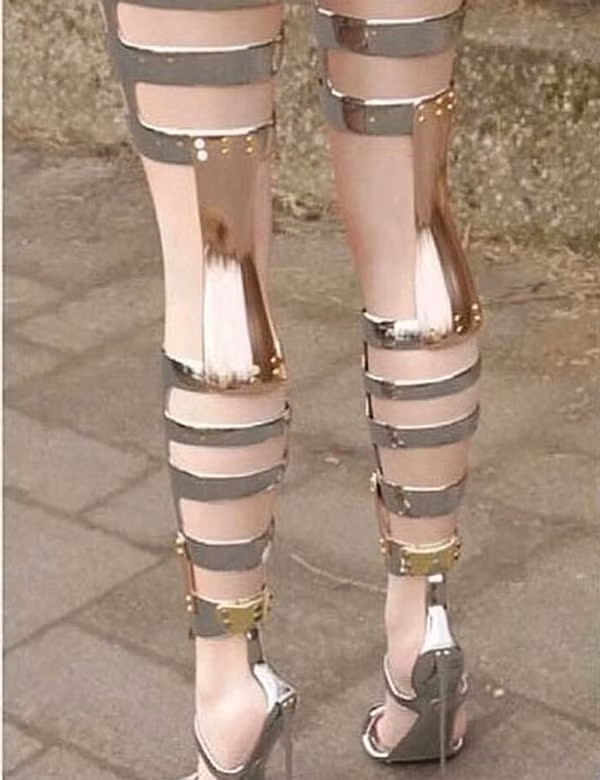 Mẫu giày cao gót được thiết kế không khác thiết bị chỉnh hình chân là bao. Nhiều người thắc mắc không biết cô gái sẽ xoay sở thế nào khi cần ngồi xuống.