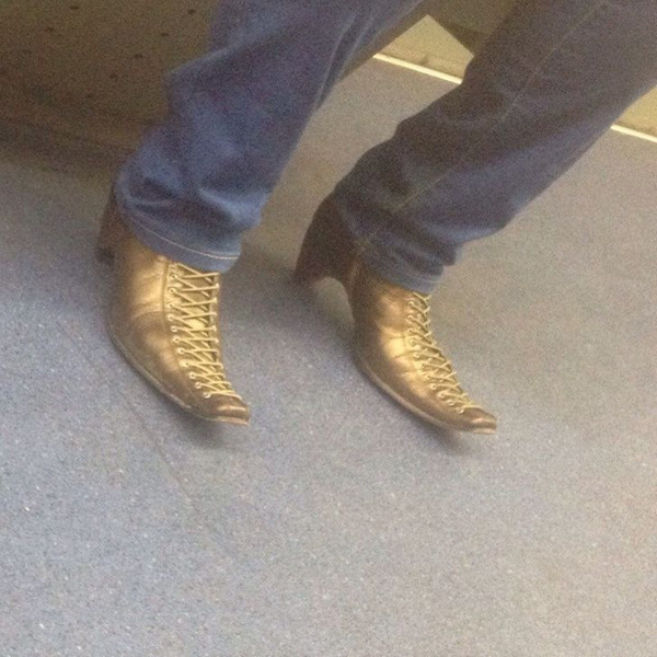 Không chỉ có màu sắc sến sẩm, mẫu giày của người đàn ông này còn “uy hiếp” người dùng bởi phần gót nhọn và mũi cong vênh.