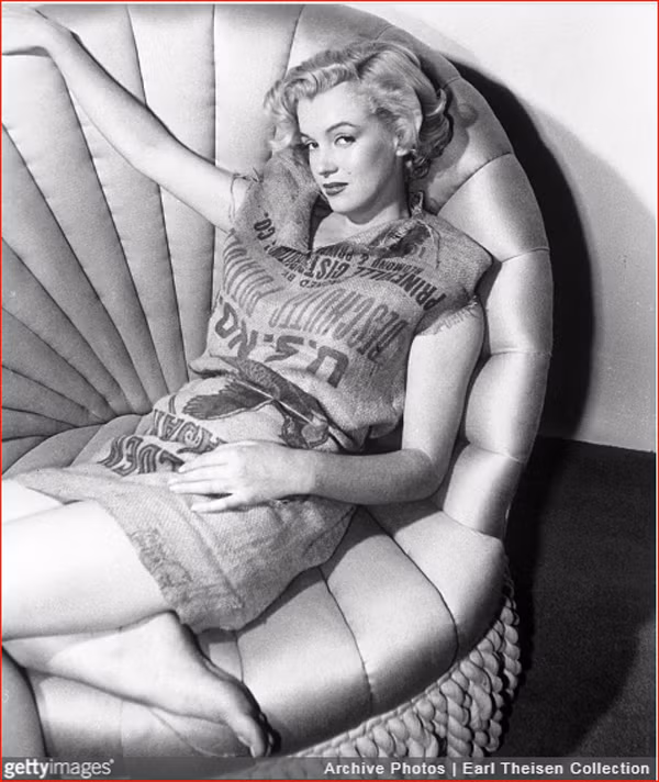 Marilyn Monroe cũng khiến người hâm mộ được dịp sững sờ khi diện trang phục từ bao khoai tây.