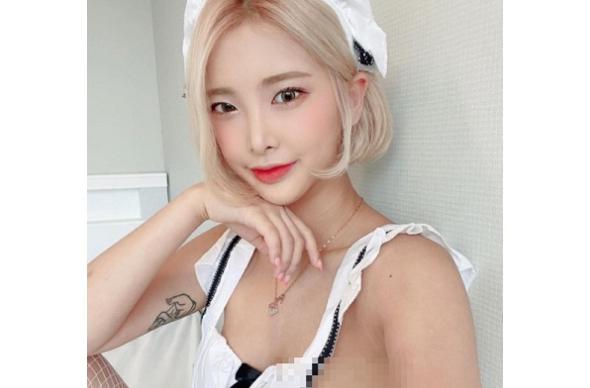 Nắm được lợi thế vòng ngực nở nang, mỹ nhân xứ Hàn rất ưu ái váy áo có phần cổ cắt khoét, khoe trọn “núi đồi” căng mẩy.