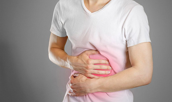 Khi nhiễm trùng gây tổn thương hệ tiêu hóa, dấu hiệu phổ biến nhất là đau bụng, đặc biệt là khi dạ dày rỗng vào ban đêm hoặc sau bữa ăn vài giờ. Cơn đau thường âm ỉ, có thể kéo dài trong vài phút hoặc hàng giờ.