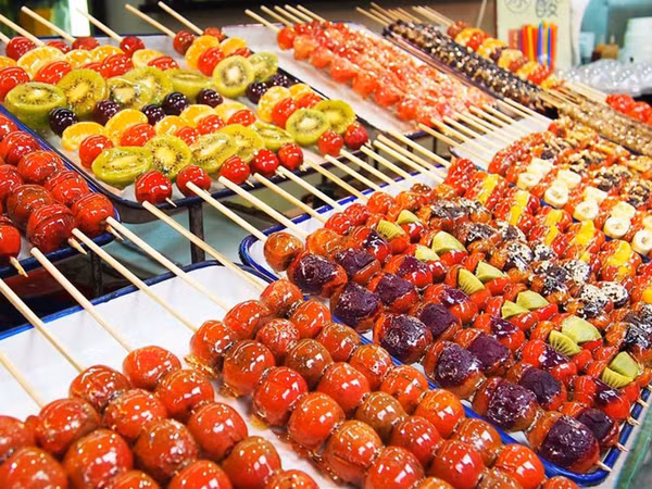 Đồ ăn vặt ven đường: Các món ăn vặt ven đường thường được bài trí bắt mắt, hương vị hấp dẫn. Vậy nhưng loại thực phẩm này không được khuyến khích ăn nhiều.