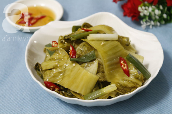 Những chất này khi kết hợp với nhau trong dạ dày không có lợi, dễ gây kích ứng niêm mạc. Axit khiến những vết loét có sẵn dễ lan rộng, sâu hơn. Điều này làm gia tăng các bệnh lý nguy hiểm như thủng dạ dày, xuất huyết dạ dày, viêm loét dạ dày...