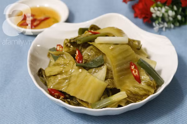 Những chất này khi kết hợp với nhau trong dạ dày không có lợi, dễ gây kích ứng niêm mạc. Axit khiến những vết loét có sẵn dễ lan rộng, sâu hơn. Điều này làm gia tăng các bệnh lý nguy hiểm như thủng dạ dày, xuất huyết dạ dày, viêm loét dạ dày...