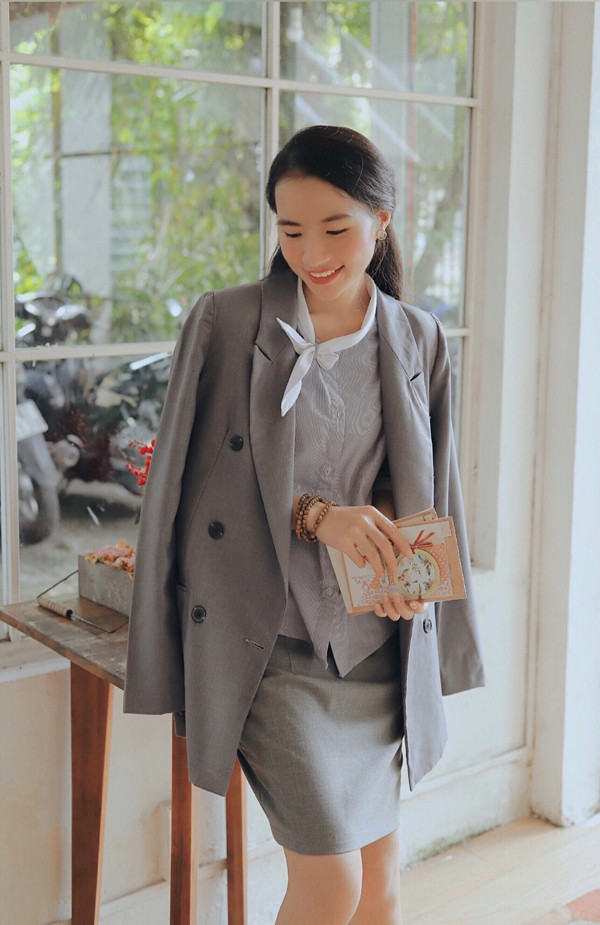 Dù không đứng trên bục giảng song không vì thế nữ giảng viên xuề xòa với trang phục bên ngoài. Mỗi tiết dạy, Minh Hương đều chăm chút tỉ mỉ để bản thân xuất hiện thật chỉn chu.