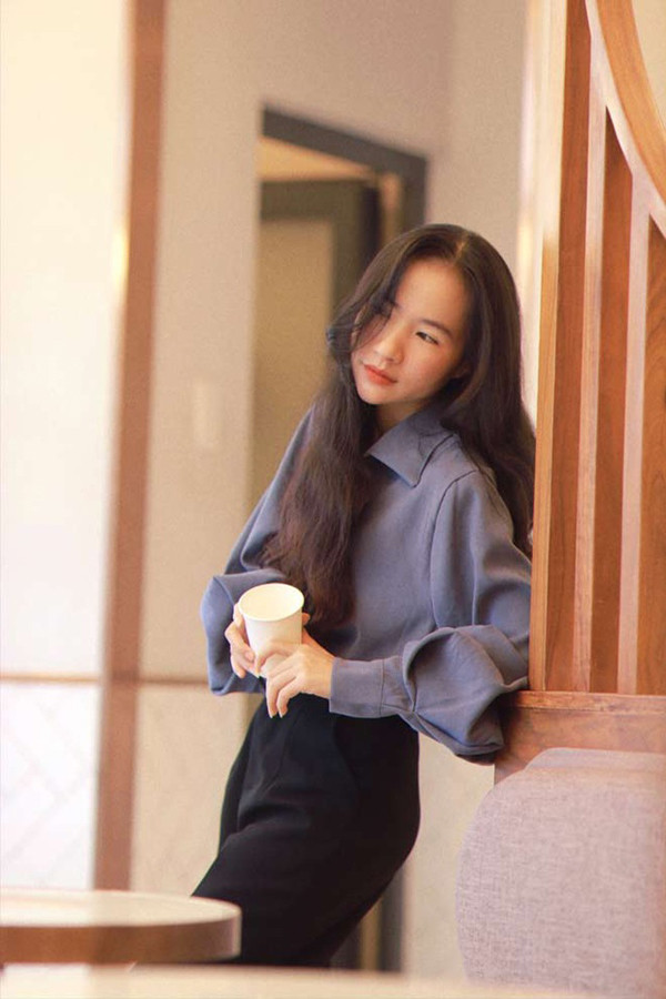 Mỗi sáng cô giáo Bình Dương đều thức dậy sớm để chuẩn bị trang phục. Những khi lên lớp, Minh Hương đề cao sự thanh lịch và kín đáo. Cô thường chọn áo sơ mi kết hợp váy chân váy bút chì, chữ A.