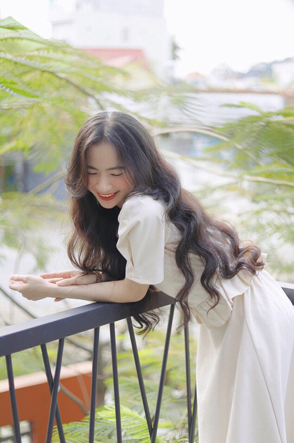  Trần Thị Minh Hương hiện là giảng viên tại trường Đại học Kinh tế Kỹ thuật Bình Dương. Cô giáo xinh đẹp này gây ấn tượng bởi gương mặt nhỏ nhắn, đường nét hài hòa, khả ái và gu thời trang trẻ trung, thời thượng. (Ảnh: FBNV)