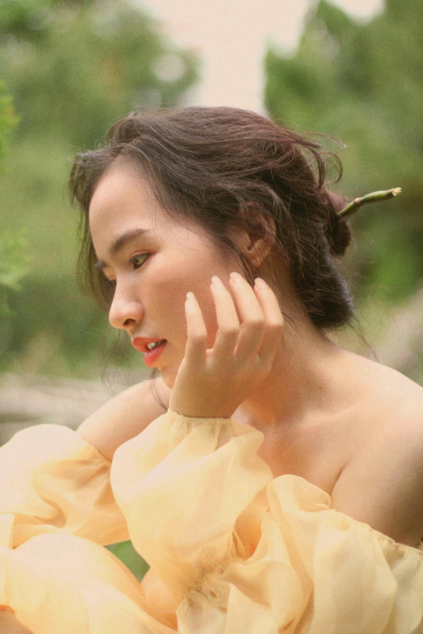 Ưu tiên trang phục kín đáo không đồng nghĩa với việc đóng khung hình ảnh trong những bộ đồ công sở có phần già dặn. Minh Hương thường biến hóa, thay đổi phong cách với trang phục gợi cảm.