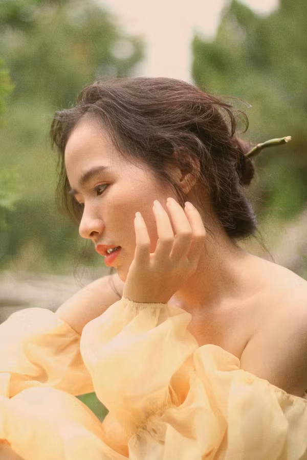 Ưu tiên trang phục kín đáo không đồng nghĩa với việc đóng khung hình ảnh trong những bộ đồ công sở có phần già dặn. Minh Hương thường biến hóa, thay đổi phong cách với trang phục gợi cảm.