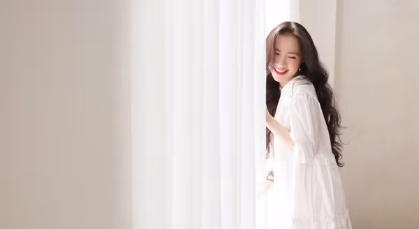 "Mình cũng là một người bình thường như bao giảng viên khác, như mọi người khác chứ không dám nhận danh xưng hot girl. Được mọi người ưu ái dành cho lời khen có cánh, được đồng nghiệp, sinh viên, bạn bè yêu quý là điều may mắn lớn ", Minh Hương chia sẻ.