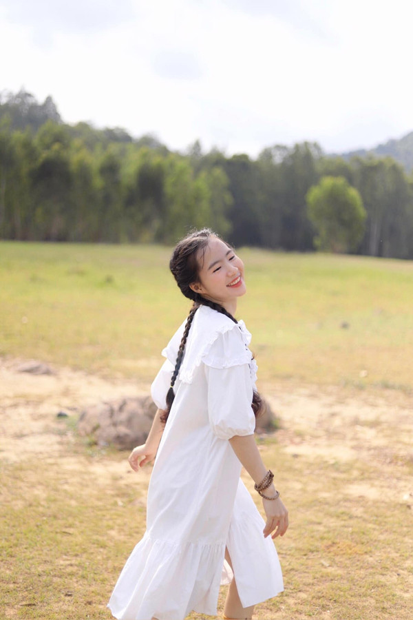 Quả thực với thời trang hàng ngày, cô giáo Bình Dương có sự lựa chọn đa dạng hơn. Minh Hương chia sẻ nhiều khoảnh khắc đẹp mê hồn với trang phục trẻ trung, năng động.