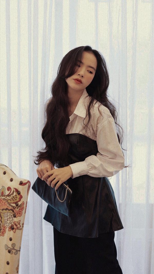 Với quan niệm mặc đẹp không chỉ là cách thể hiện tình yêu bản thân mà còn thể hiện sự tôn trọng người nhìn, mỗi khi lên lớp, Minh Hương sẽ đặc biệt chú trọng đến chất lượng bài giảng cũng như diện mạo của cô.