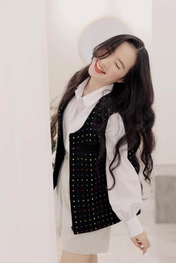 Là người yêu thời trang, Minh Hương không gặp khó khăn nhiều trong việc phối đồ. Tùy vào hoàn cảnh, tính chất công việc, cô sẽ chọn trang phục phù hợp.