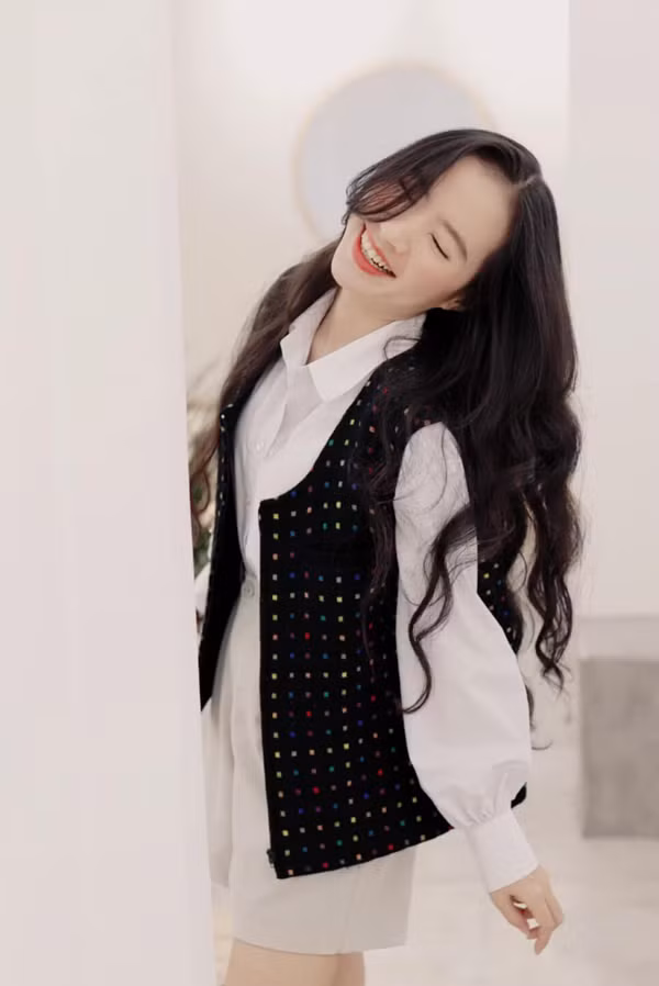 Là người yêu thời trang, Minh Hương không gặp khó khăn nhiều trong việc phối đồ. Tùy vào hoàn cảnh, tính chất công việc, cô sẽ chọn trang phục phù hợp.