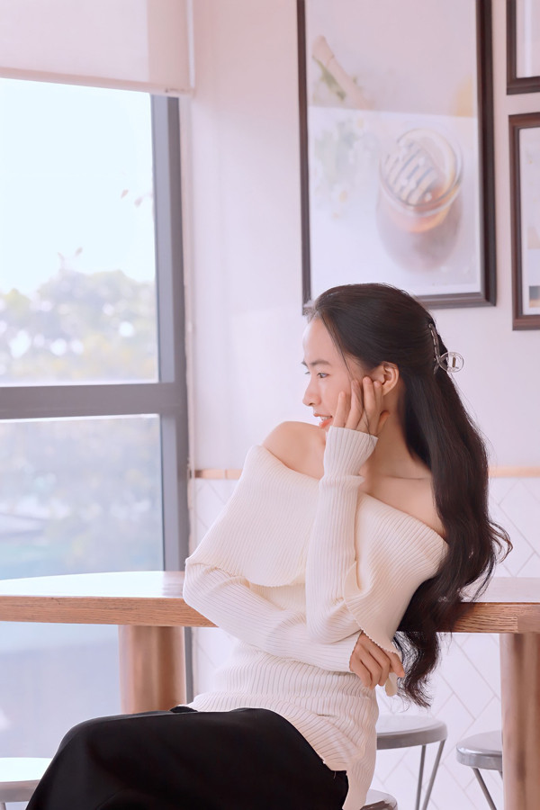 Những thiết kế tôn dáng, để lộ đôi vai trần thon thả không thiếu trong tủ đồ của cô giáo trẻ.