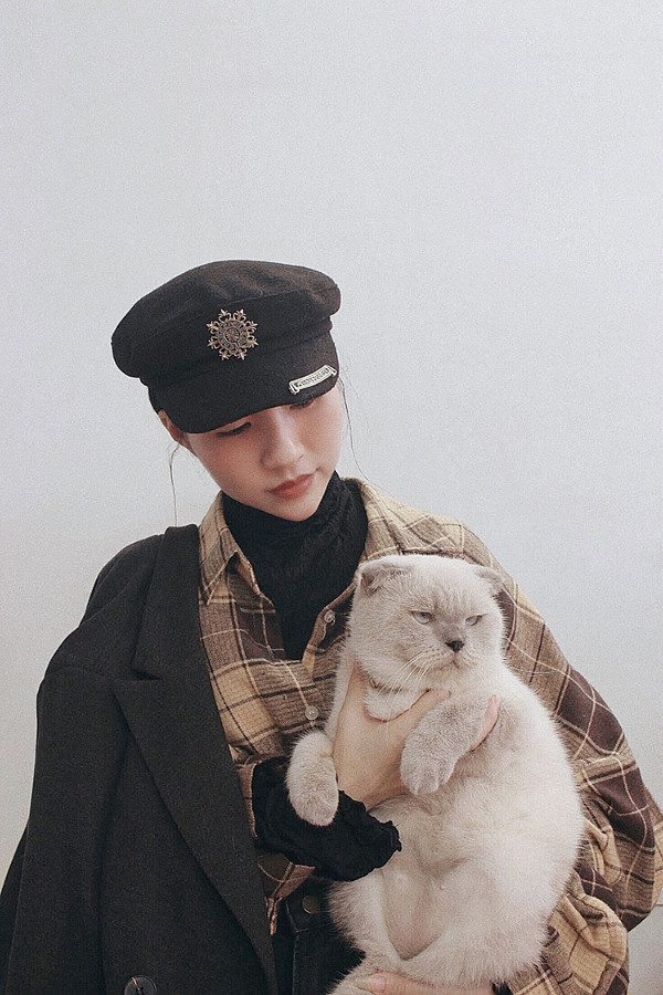 Đôi khi, người đẹp Bình Dương lại hóa tiểu thư đài các với những set đồ đậm chất vintage, bồng xỏe.