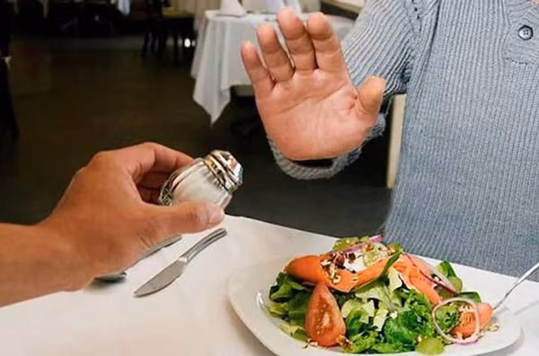 Nhằm ngăn ngừa nguy cơ suy thận, chuyên gia khuyên không nên ăn nhiều chất béo, ăn mặn trước khi đi ngủ. Nguyên nhân bởi chế độ ăn nhiều muối, đường và chất béo có thể gây gánh nặng cho thận. Nó cũng khiến bạn khó kiểm soát được lipid máu, dễ gây tổn thương nghiêm trọng tới chức năng hoạt động của thận. Từ đó đẩy nhanh tình trạng suy thận.