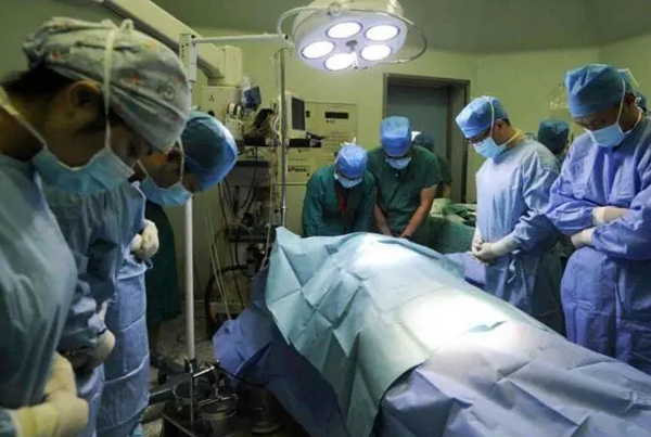 Cô Liễu quê ở Sơn Tây (Trung Quốc) mới 32 tuổi nhưng đã 3 lần đò. Điều bất ngờ là cả ba người chồng đều mất sớm do bệnh ung thư gan. Sự trùng hợp này khiến cô thường xuyên đối diện những lời bàn tán, chỉ trỏ sau lưng. Ảnh: Sohu