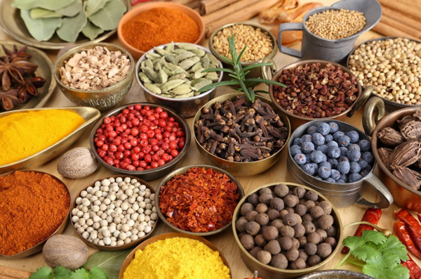 Được biết, cô Liễu dùng nhiều gia vị để nước súp thơm ngon, hấp dẫn. Để thuận tiện và tiết kiệm, cô thường mua lượng lớn dùng dần. Vậy nhưng gia vị không được bảo quản đúng cách, để lâu gây biến chất, giảm mùi vị, thậm chí sinh ra độc tố như safrole. Ảnh: Sohu