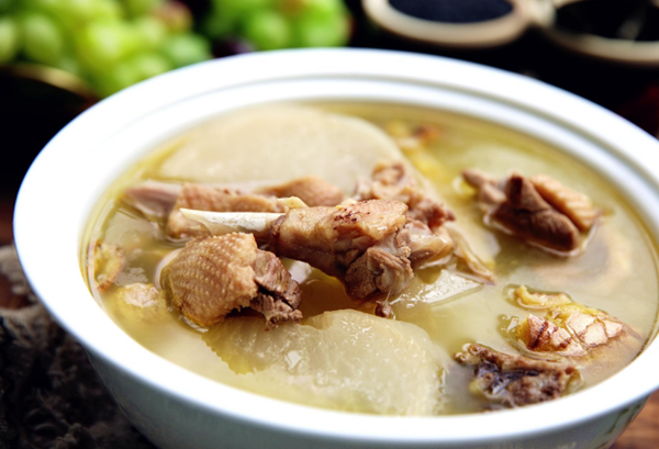 Sau khi tìm hiểu sự việc, bác sĩ tìm ra nguyên nhân khiến những người chồng trước của cô Liễu đoản mạng. Hóa ra, cô Liễu nấu ăn rất giỏi nên thường xuyên làm món ngon đãi chồng. Đặc biệt, cô Liễu hay nấu súp bằng nhiều nguyên liệu tẩm bổ cho chồng. Điều bất ngờ, đây chính là “thủ phạm” khiến 3 người chồng lần lượt bị ung thư gan. Ảnh: Sohu