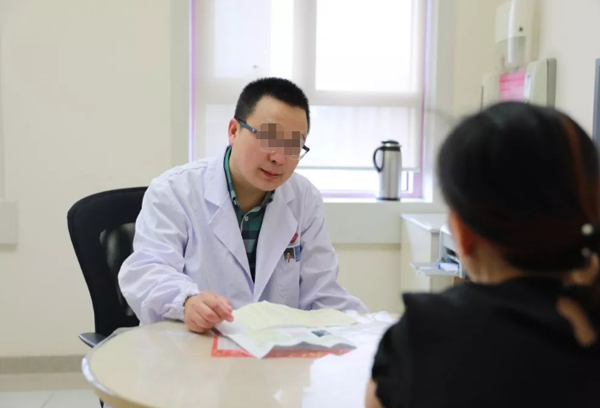 Thời gian trôi, góa phụ trẻ may mắn gặp được người đàn ông yêu thương, đối xử tốt với mình nên tính chuyện cưới xin. Sự ra đi của những người chồng trước khiến cô Liễu lo lắng, thuyết phục người yêu đi khám tiền hôn nhân. Tại bệnh viện, cô Liễu nói chuyện này với bác sĩ khiến họ cảm thấy lạ nên quyết định tìm hiểu sâu. Ảnh: Sohu