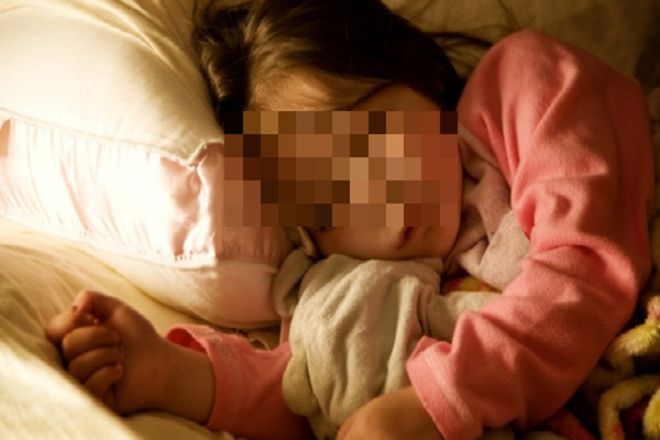 Be gai 7 tuoi day thi som, nguyen nhan khien bo me soc