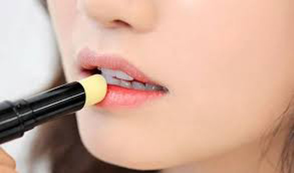 Chú ý, bạn nên chọn thỏi son dưỡng mới hoặc cạo bỏ lớp trên cùng thường tiếp xúc với môi để đảm bảo chúng không có vi khuẩn. Khi thực hiện, bạn dùng son lăn nhẹ, để nguyên trong 30 phút rồi dùng khăn lau đi. Nó sẽ giúp khóa ẩm, làm da dịu nhanh hơn.