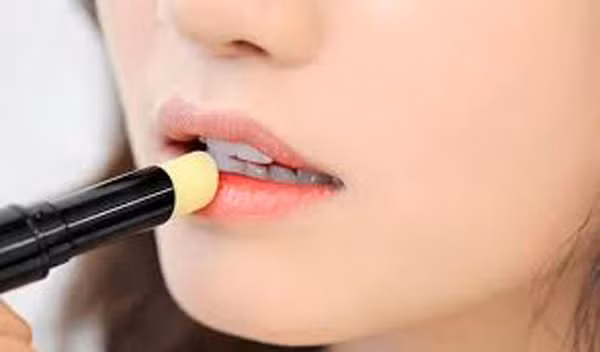 Chú ý, bạn nên chọn thỏi son dưỡng mới hoặc cạo bỏ lớp trên cùng thường tiếp xúc với môi để đảm bảo chúng không có vi khuẩn. Khi thực hiện, bạn dùng son lăn nhẹ, để nguyên trong 30 phút rồi dùng khăn lau đi. Nó sẽ giúp khóa ẩm, làm da dịu nhanh hơn.