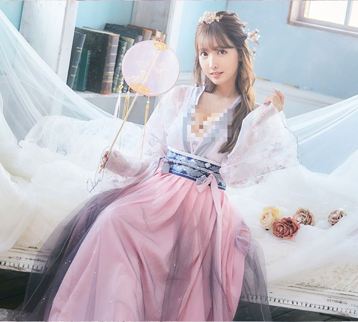 Bộ trang phục tưởng chừng kín đáo nhưng lại khoét khá sâu phần ngực, để lộ vòng một gò ép ná thở.