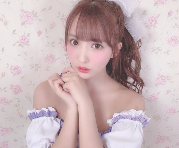 Yuya Mikami ban đầu có xuất phát điểm là một hot girl trong sáng, ngây thơ và thuần khiết, tới mức được kỳ vọng sẽ tỏa sáng trong showbiz Nhật Bản tương lai không xa.