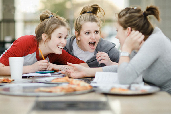 Chuyện tình cảm: Chuyện tình cảm dễ thay đổi. Vợ chồng hôm nay thắm thiết nhưng có thể khiến bạn ngột ngạt ngay ngày hôm sau. Có thể nói, tình cảm là chuyện của hai người. Vợ chồng làm chủ “cuộc chơi”, nên lựa tính cách mà hành xử. Tốt nhất không nên “vạch áo cho người xem lưng”, lôi ra làm chủ đề tám chuyện.