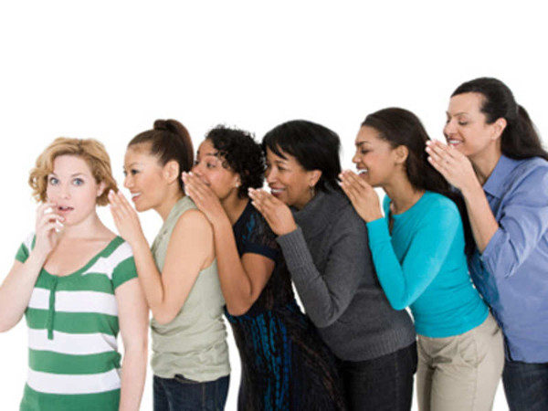 Thực tế, tung tin thất thiệt không chỉ ảnh hưởng danh dự người khác mà còn được xem là họa từ miệng mà ra. Thường xuyên làm vậy sẽ khiến mọi người không còn tin tưởng bạn, thậm chí khi nhắc đến bạn, người ta đã thấy coi thường.