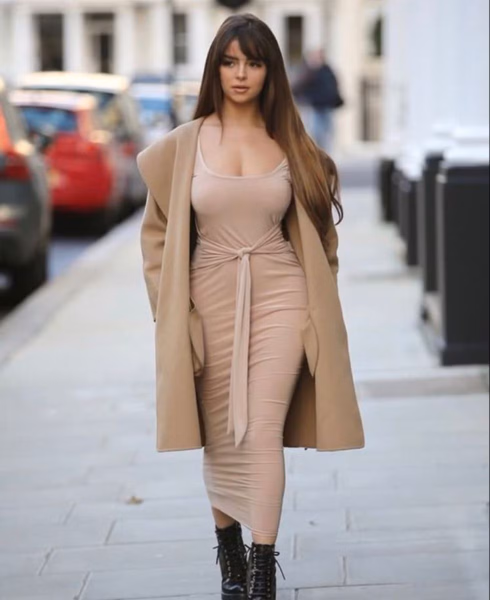 Demi Rose thường được gọi là "Người mẫu nấm lùn", hay "Nấm lùn nước Anh".