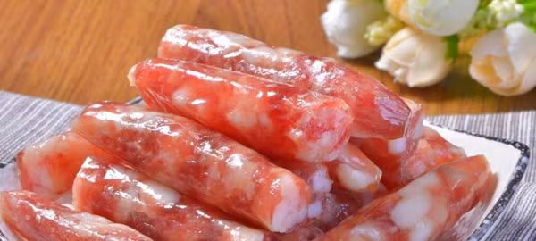 Nghiên cứu của bác sĩ người Nga Seryakoff cho thấy ăn 50g xúc xích mỗi ngày làm tăng 18% xác suất mắc bệnh ung thư ruột kết. Đáng lưu ý, mối nguy ung thư không chỉ đến từ xúc xích mà gồm tất cả các sản phẩm thịt chế biến như dăm bông, thịt đóng hộp. (Ảnh minh họa)