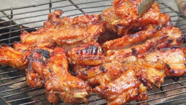 Thứ tư, thịt chế biến còn chứa thành phần benzopyrene. Chất này được tạo ra trong quá trình chế biến thực phẩm từ thịt, không có cách nào để loại bỏ nó nên cách duy nhất là hạn chế dùng chúng. Ngoài thịt chế biến sẵn, thực phẩm nướng và chiên cũng chứa nhiều benzopyrene. Vì vậy, hãy cố gắng tránh chúng trong chế độ ăn uống hàng ngày.