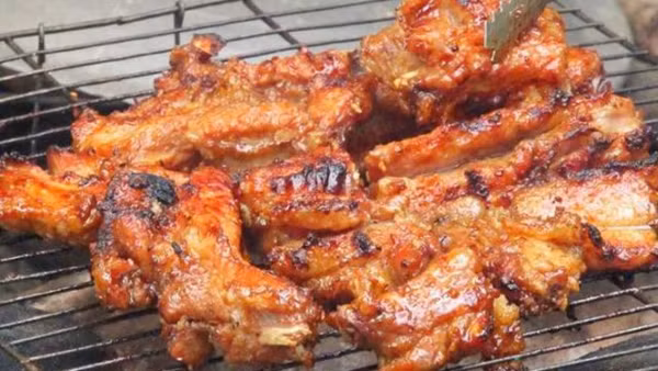 Thứ tư, thịt chế biến còn chứa thành phần benzopyrene. Chất này được tạo ra trong quá trình chế biến thực phẩm từ thịt, không có cách nào để loại bỏ nó nên cách duy nhất là hạn chế dùng chúng. Ngoài thịt chế biến sẵn, thực phẩm nướng và chiên cũng chứa nhiều benzopyrene. Vì vậy, hãy cố gắng tránh chúng trong chế độ ăn uống hàng ngày.