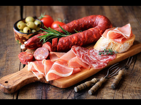 Đáng lưu ý, khi ăn các loại thịt chế biến, protein trong chúng sẽ phân hủy thành các axit amin sau khi vào ruột. Các axit amin này kết hợp với nitrit trong thịt tạo thành nitrosamine có khả năng gây ung thư.