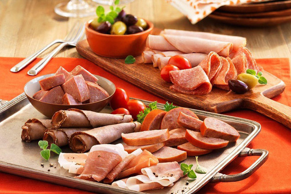 Thứ nhất, các loại thịt chế biến sẵn rất hấp dẫn, thi thoảng thưởng thức có thể chấp nhận được. Tuyệt đối không dùng chúng là thực phẩm chính, ăn hàng ngày.