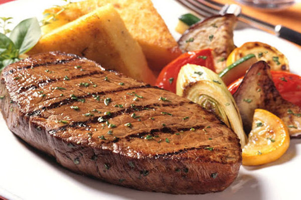 Thứ ba, nên chọn thịt tươi sẽ an toàn hơn. Thay vì dùng thịt đã qua xử lý, bạn nên mua về để tự chế biến, món ăn sẽ bảo toàn được dinh dưỡng. Đồng thời, bạn cũng kiểm soát được lượng muối, protein nạp vào cơ thể.