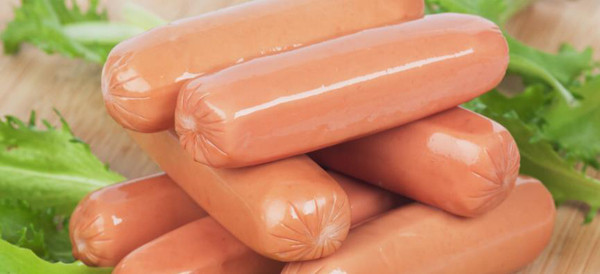 Quá trình sản xuất, xúc xích và giăm bông được nêm nhiều muối diêm (Saltpeter, muối nitrat NO3). Muối diêm có dạng tinh thể màu trắng gần giống với muối ăn, có tác dụng chủ yếu là tạo màu hồng cho thực phẩm nên thường được dùng khi làm xúc xích, lạp xưởng, giò me, dăm bông, thịt muối...