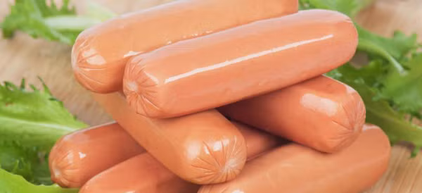 Quá trình sản xuất, xúc xích và giăm bông được nêm nhiều muối diêm (Saltpeter, muối nitrat NO3). Muối diêm có dạng tinh thể màu trắng gần giống với muối ăn, có tác dụng chủ yếu là tạo màu hồng cho thực phẩm nên thường được dùng khi làm xúc xích, lạp xưởng, giò me, dăm bông, thịt muối...