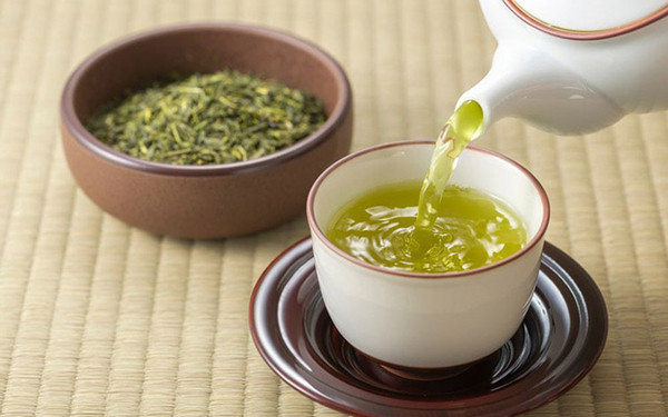 Thời điểm uống trà ảnh hưởng không nhỏ đến lợi ích sức khỏe chúng mang lại. Bạn tránh uống trà khi đói, ngay trước khi đi ngủ và nước trà để qua đêm. Thời điểm uống trà lợi nhất là giữa các bữa ăn và ngay trước khi tập luyện.