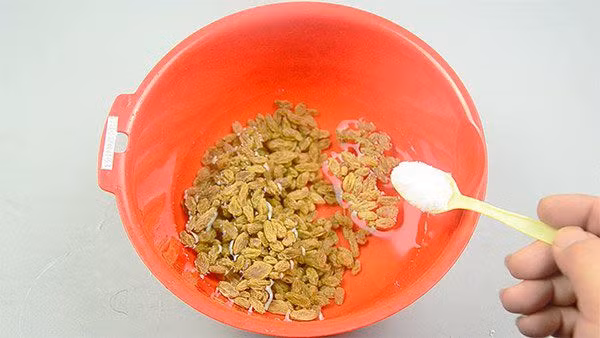 Điều cần lưu ý là quá trình phơi khô, nho có thể dính bụi bẩn. Nho thường không được rửa trước khi phơi nên lớp vỏ nhăn nheo có thể giữ lại trứng côn trùng. Do vậy, cần rửa nho khô với dung dịch nước muối hoặc tinh bột chừng 3 phút. Ở đó, muối có khả năng diệt khuẩn trong khi bột mì có thể hấp thụ tạp chất, rất thích hợp để làm sạch những khe kẽ nhỏ.