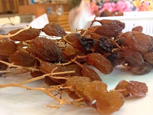 Nho khô có thể làm giảm cholesterol, ngăn ngừa huyết khối, ngăn ngừa các bệnh tim mạch. Được phơi khô song trong nho vẫn chứa lượng flavonoid dồi dào có tác dụng chống oxy hóa, làm chậm quá trình lão hóa.